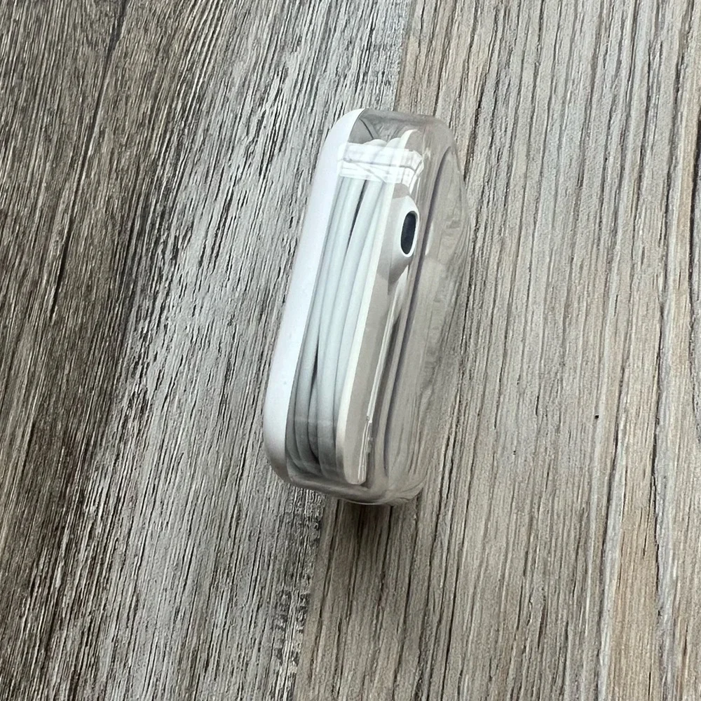 NWT Apple iPhone 6S plug in headphones